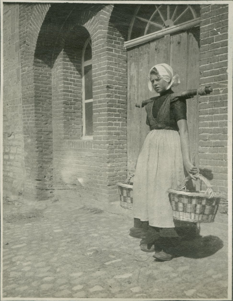 Kvinne med to kurver, fotografi fra reiser i Europa og Nord-Afrika av Sarah Van Doren Shaw