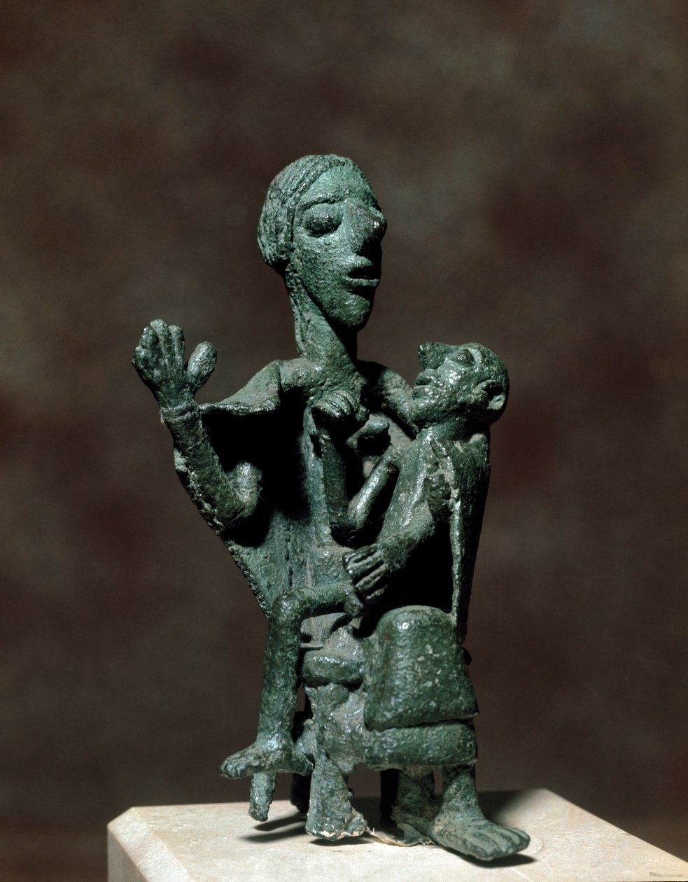Nuragisk kultur (nuraghi) sardinsk: bronsestatuett av modergudinnen med sønnen. 8.-7. århundre f.Kr. Cagliari, Nasjonalt arkeologisk museum, Sardinia, Italia av Sardinia Nuragic Civilization