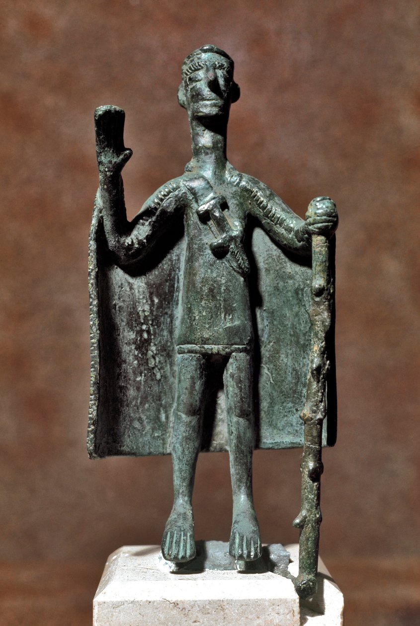 Nuragisk kultur (nuraghi) Sardinsk: bronsestatuett av reisende som holder en pinne og dekket med en kappe. 8.-7. århundre f.Kr. Cagliari, Nasjonalt arkeologisk museum, Sardinia, Italia av Sardinia Nuragic Civilization