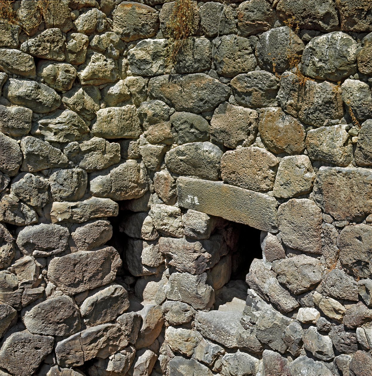 Nuragic Culture (Nuraghi) Sardinian: Ruinene av den nuragiske byen på det megalittiske stedet Su Nuraxi: The Royal Tower. 1100-1050 f.Kr. Handel Sardinia Italia av Sardinia Nuragic Civilization