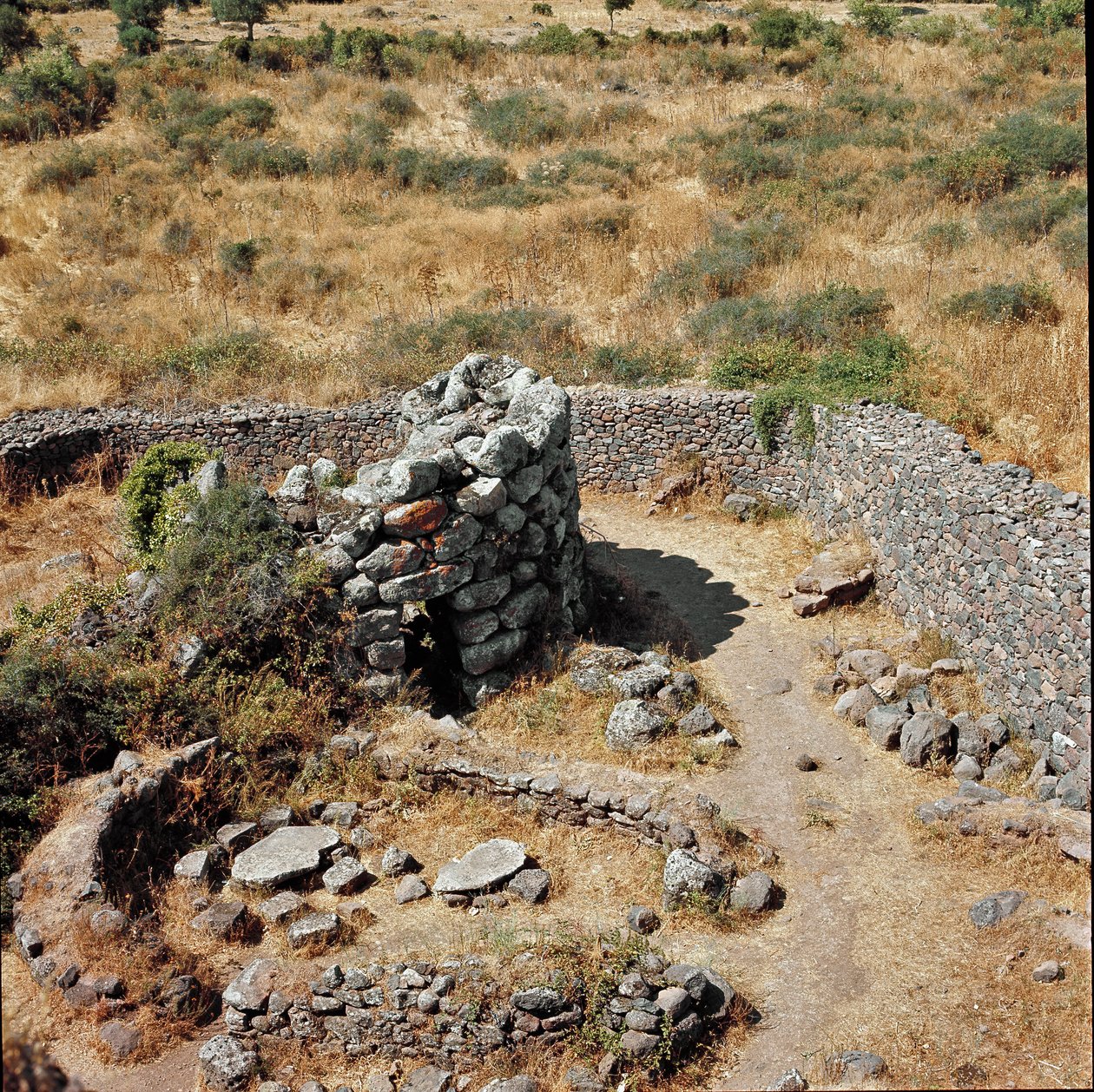 Nuragisk kultur (nuraghi) Sardinsk: ruinene av den nuragiske byen på det megalittiske området Losa: et av defensive tårnene. 1400-tallet f.Kr. Abbasanta Sardinia Italia av Sardinia Nuragic Civilization