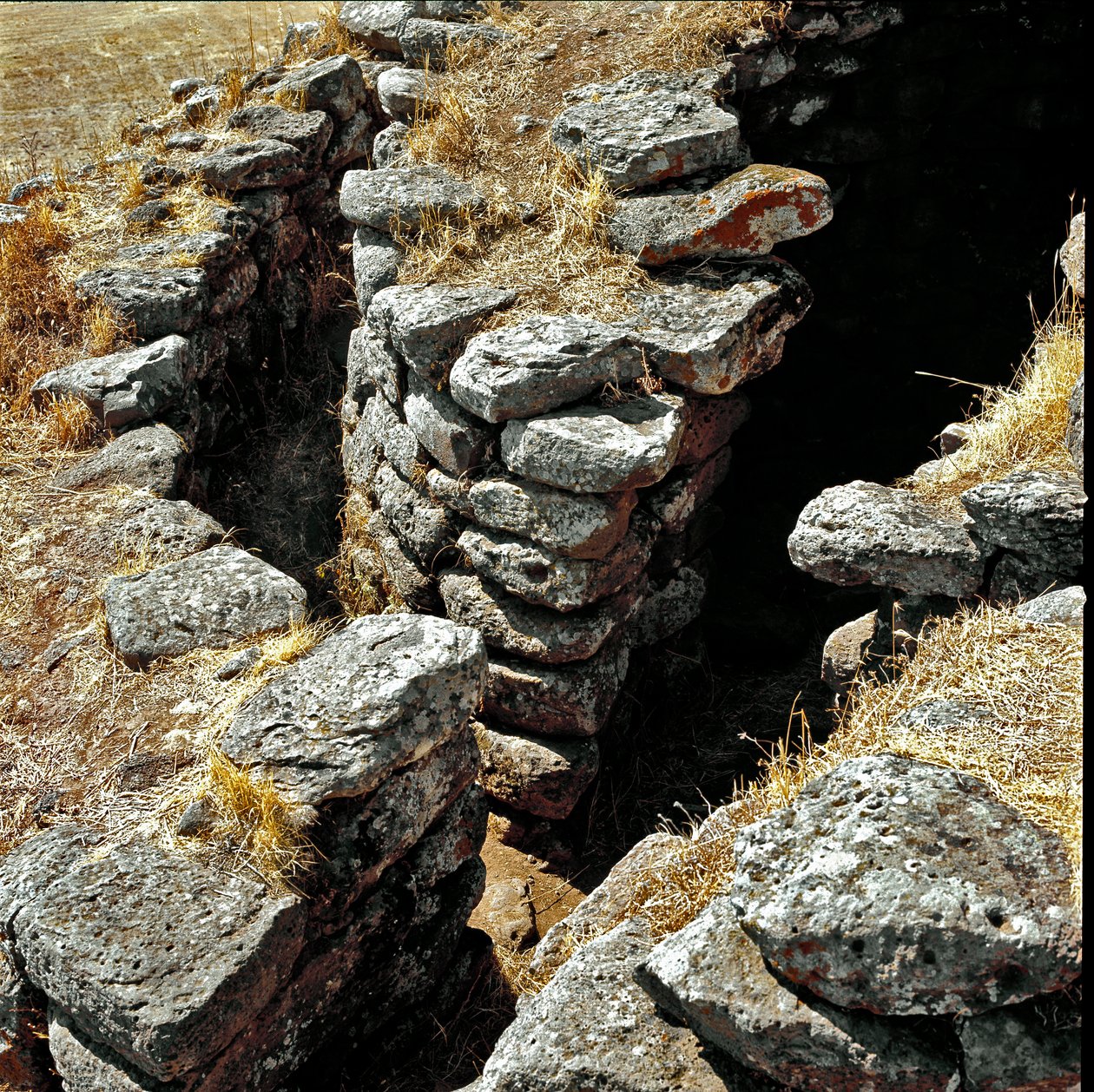 Nuragisk kultur (nuraghi) Sardinsk: ruinene av den nuragiske byen på det megalittiske området Losa: et av forsvarstårnene. 1400-tallet f.Kr. Abbasanta Sardinia Italia av Sardinia Nuragic Civilization