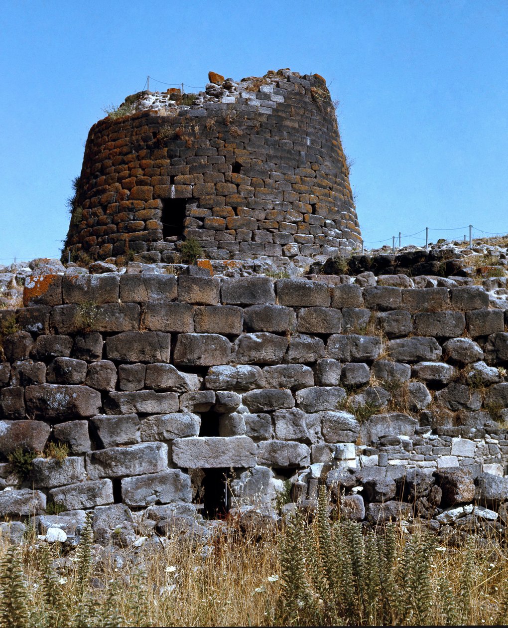 Nuragisk kultur (nuraghi) Sardinsk: ruinene av den nuragiske byen på det megalittiske stedet Santu Ante: det sentrale tårnet. 1600-1450 f.Kr. Torralba, Sardinia, Italia av Sardinia Nuragic Civilization