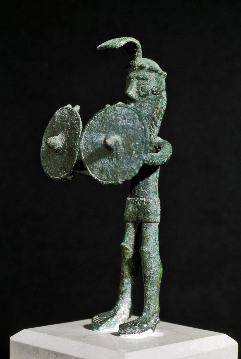 Nuragisk kultur (nuraghi) sardinsk: statuett som representerer en demonisk skapning bevæpnet med et dobbeltskjold i bronse. 8.-7. århundre f.Kr. Cagliari, Nasjonalt arkeologisk museum, Sardinia, Italia av Sardinia Nuragic Civilization