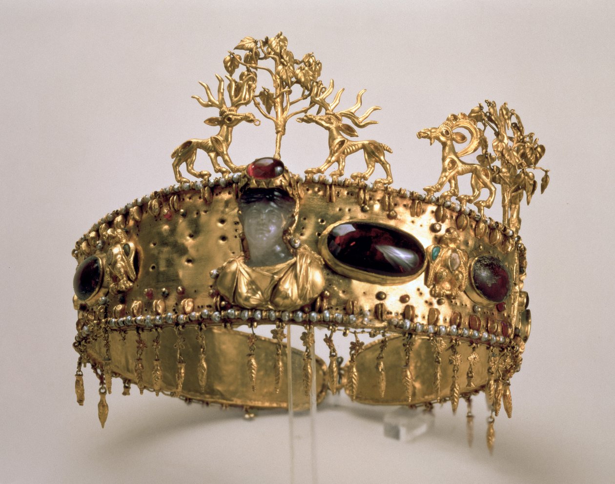 Diadem, funnet i gravhaugen ved Khoklach (gull, turkis, koraller, granat, perle, glass og ametyst) av Sarmatian