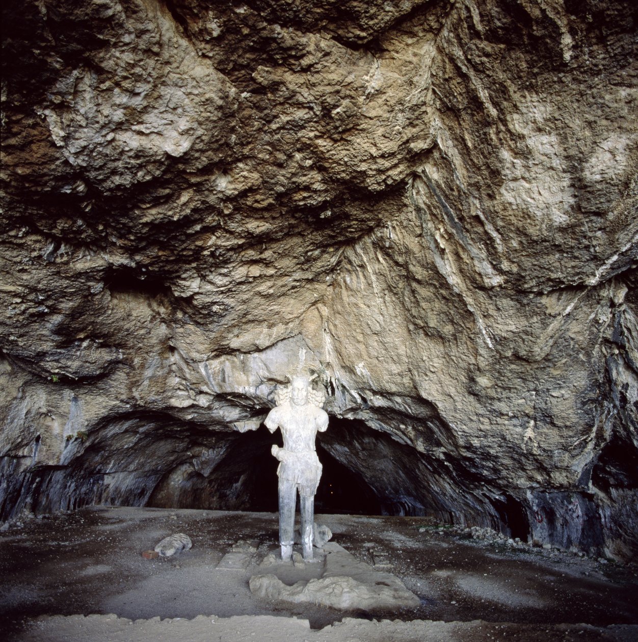 Statue av Shapur I (241–70 e.Kr.) skåret ut av en stalagmitt av Sasanian