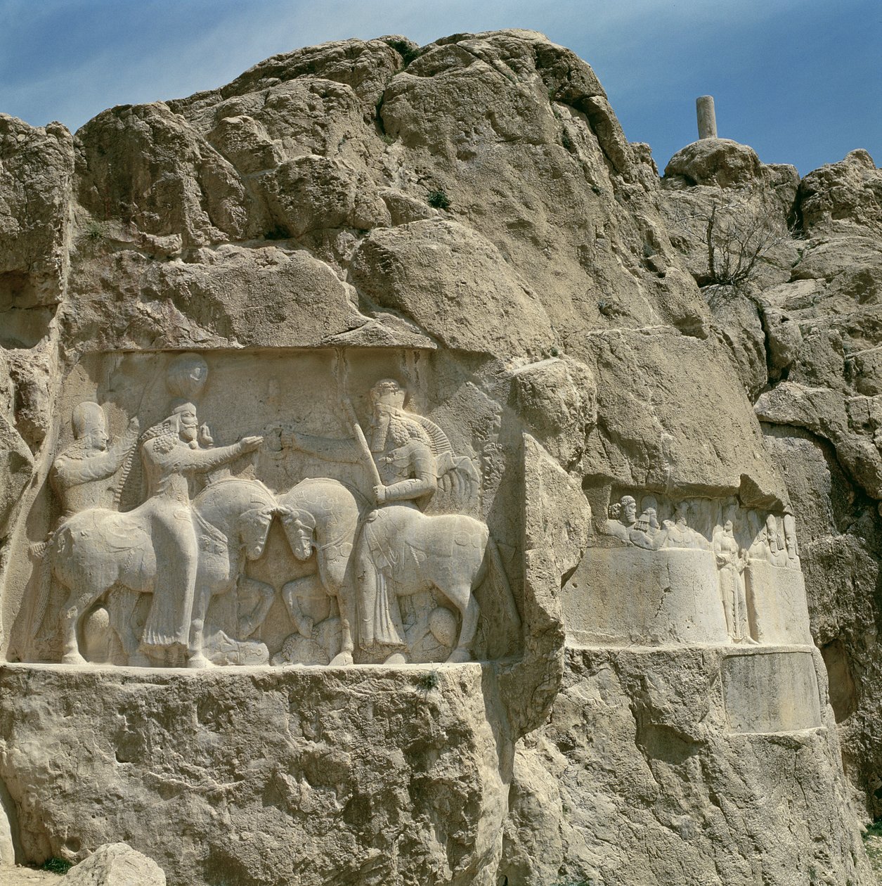 To bas-relieffer, den venstre med innføringen av Bahram I (r.273-74) og den høyre viser Bahram II (r.273-93) med familien hans, andre halvdel av 3. århundre (stein) av Sasanian