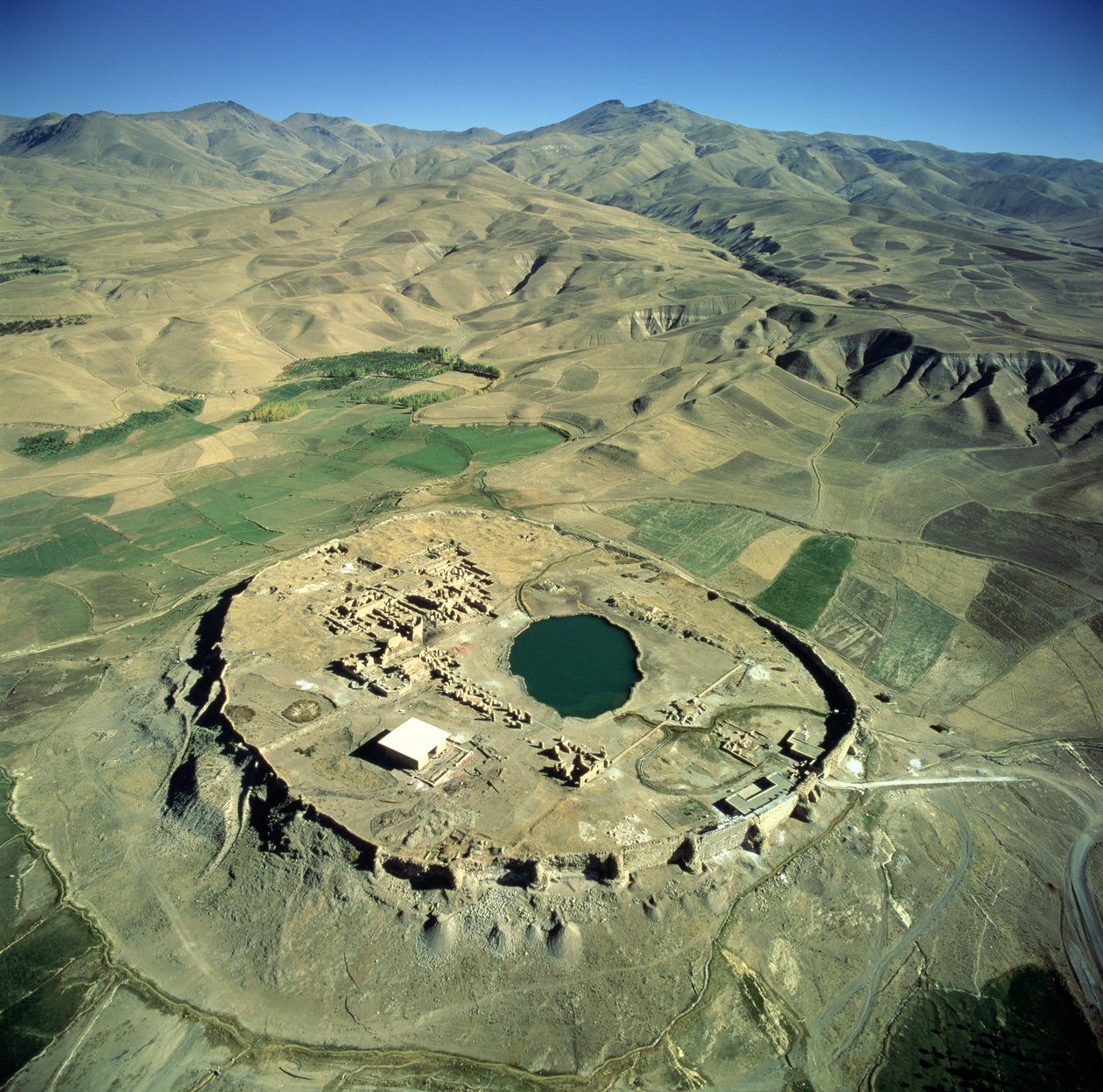 Luftfoto av Takht-e Solalman, eller Solomons Throne (se også 179121) av Sasanian School