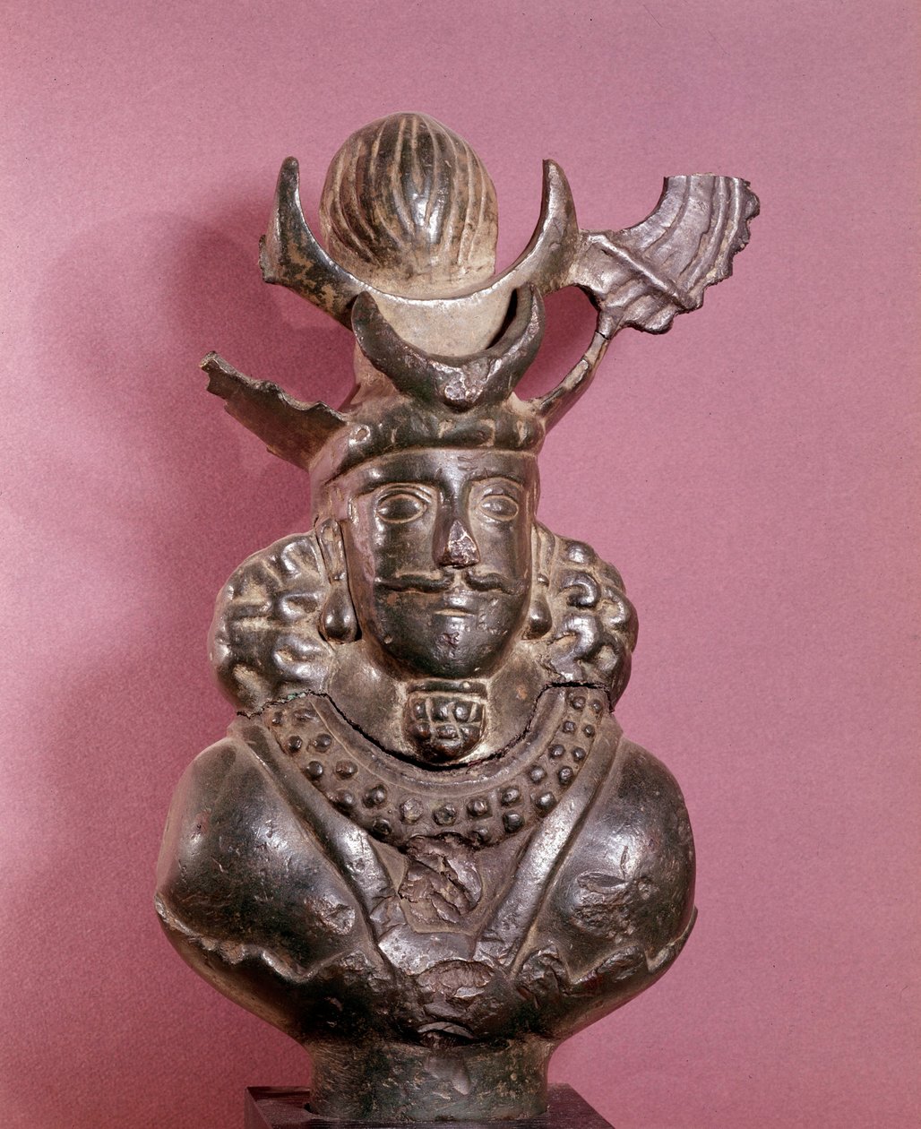 Byste av en sassanidisk konge i bronse, han bærer det kongelige antrekket, hvis frisyre med kloden støttet av månecroissanter. 6.-7. århundre. E. Borowski-samlingen av Sasanian School