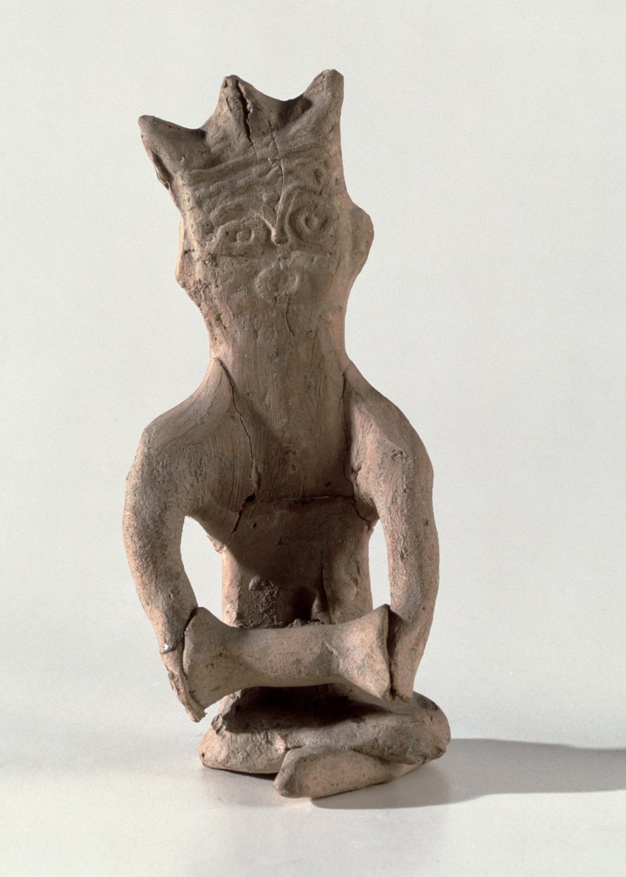 Kryssbenet figur med en gjenstand antatt å være en tromme, fra Susa, Iran, 4.–6. århundre e.Kr. (bein) av Sasanian School
