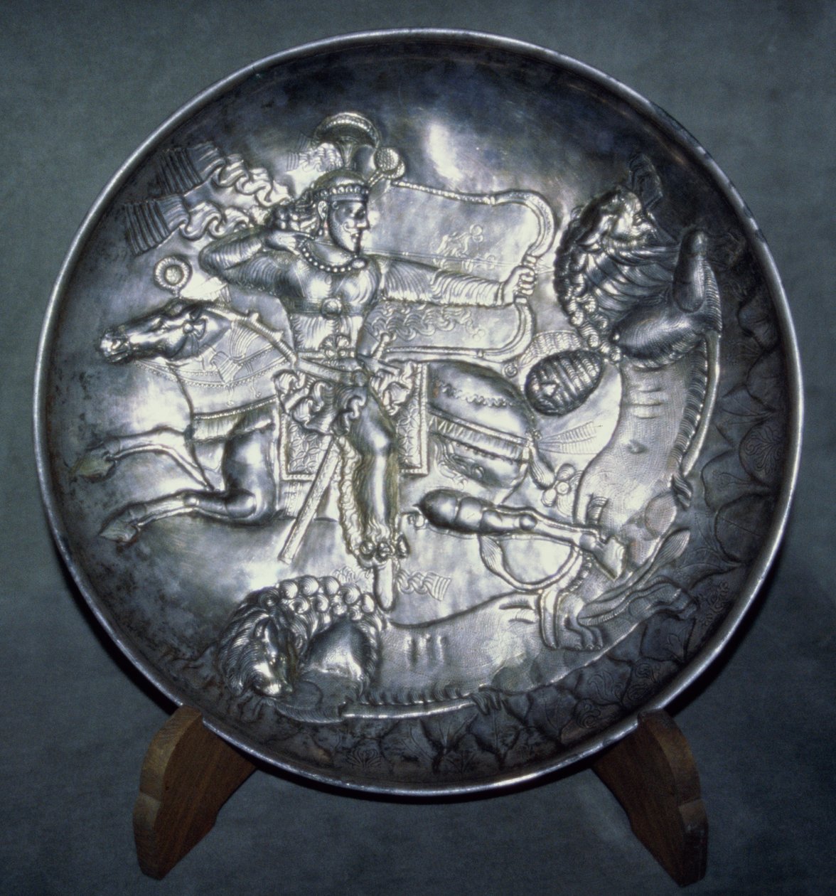 Rett som viser kong Ardashir II (r.379-86), fra Sari, Mazandaran, ca. AD 380 (jaget og innskåret sølv) av Sasanian School