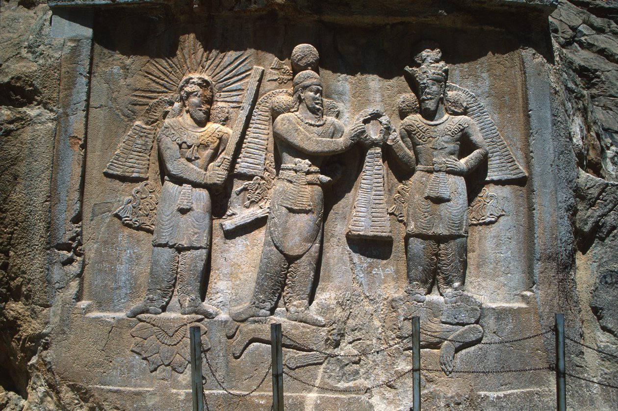 Relieff utenfor grottene som skildrer kong Ardeshir IIs (379-383) investitur, fra de sassanske grottene i Taq-e Bostan av Sasanian School