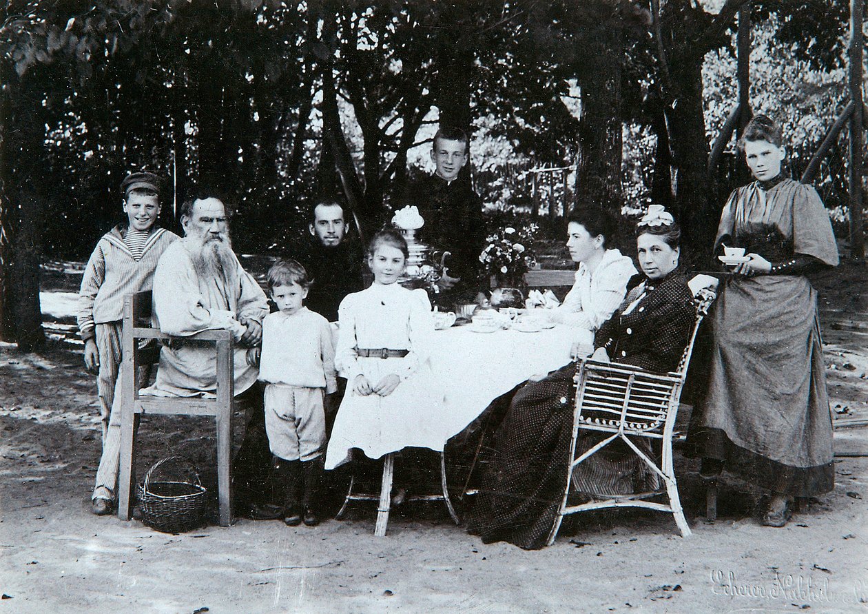 Familien til den russiske forfatteren Leo Tolstoj, slutten av 1800- eller begynnelsen av 1900-tallet. av Scherer Nabholz and Co