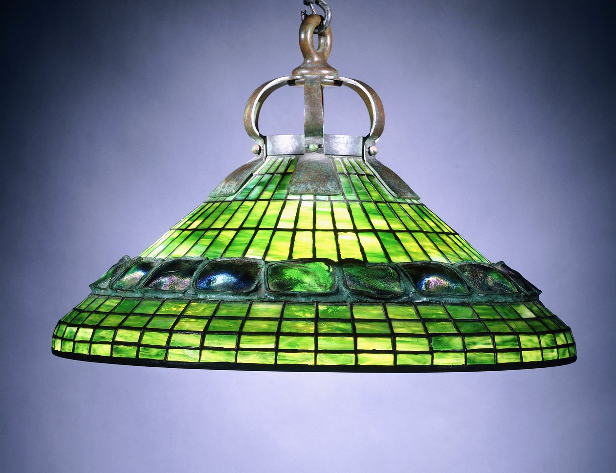 En turtleback-flis i blyholdig glass og lysekrone i bronse av School American