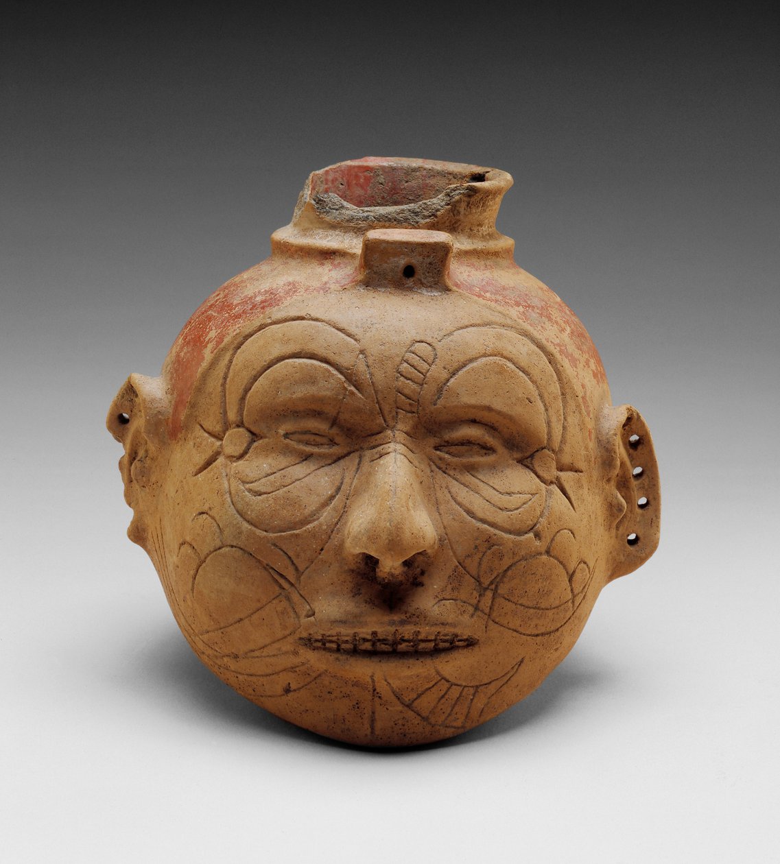 Head Effigy Vessel (buffware med rødt slippigment) av School American