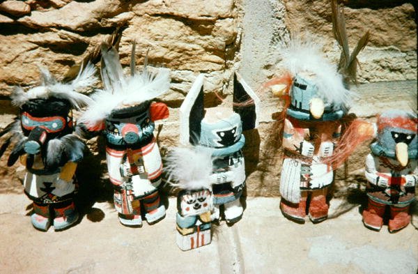 Kachina Dolls (blandet media) av School American