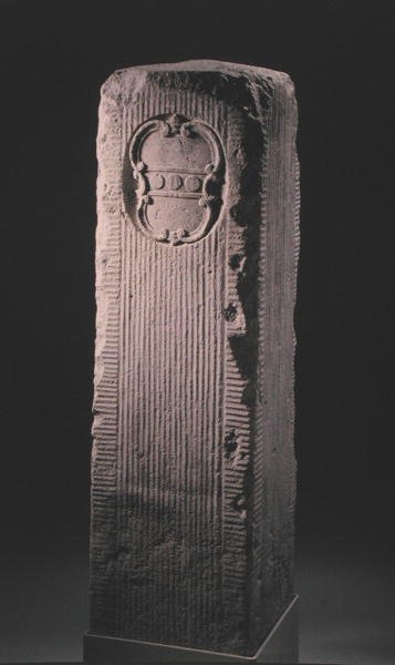 Stone Mile Marker med Penn Crest (stein) av School American
