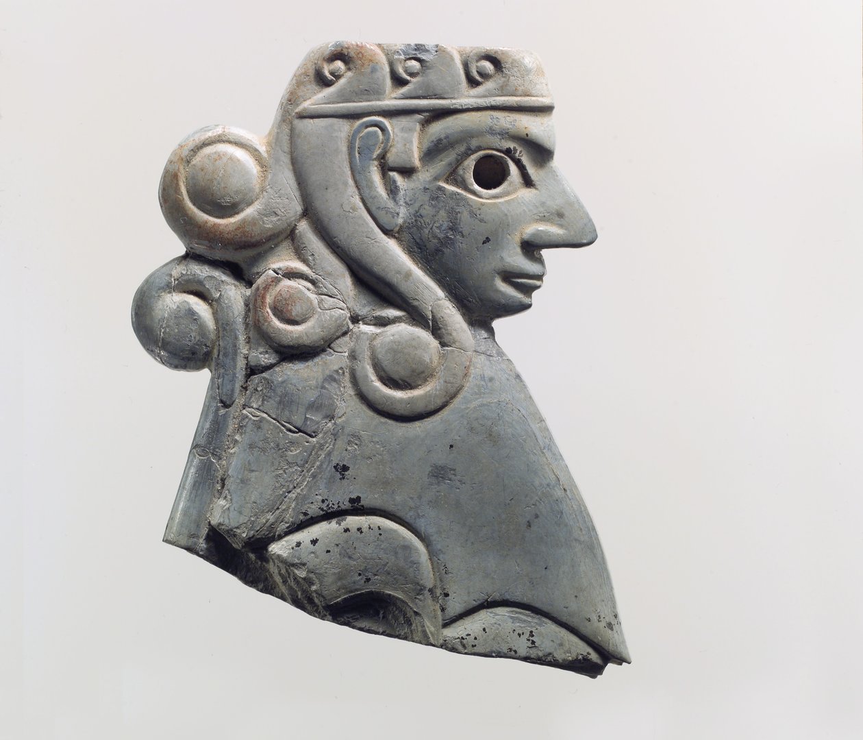Møbelplakett: kvinnelig sfinx med krøller i Hathor-stil, ca. 1700-tallet f.Kr. (flodhest elfenben) av School Anatolian
