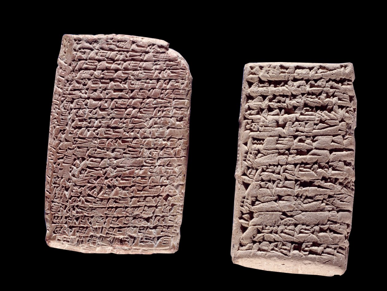 Mesopotamia: Assyriske tavler (til venstre) av en handelskontrakt (1800- eller 1700-tallet f.Kr.) og babylonske tavler (til høyre) av en salgskontrakt for et hus (mellom det 20. og 16. århundre f.Kr.) gravert med inskripsjon i kileskrift. Paris, Brieux-sam av School Assyrian