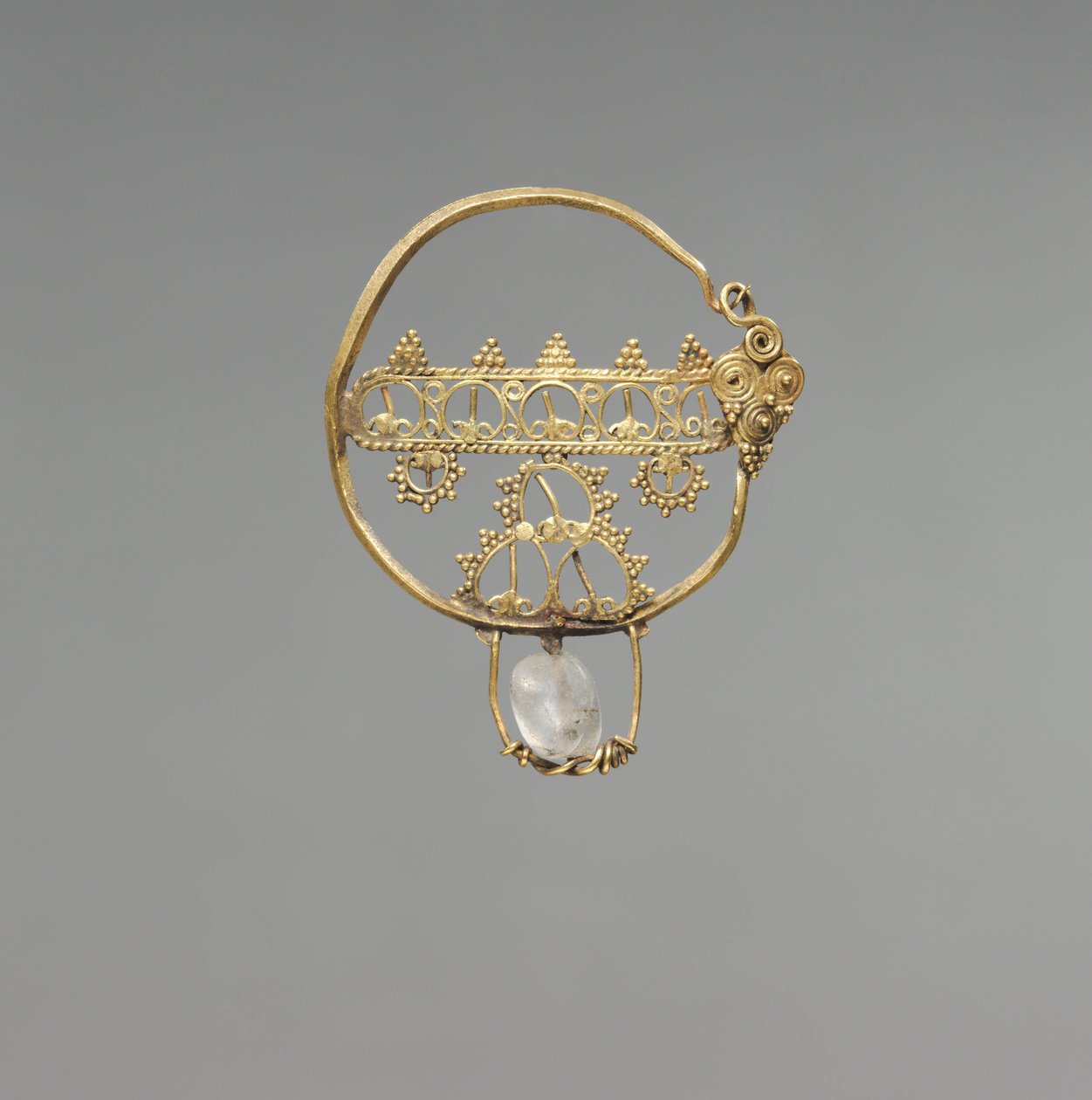 Øredobber med gjennombrudd, tidlig bysantinsk periode, 600-800 (gull med bergkrystallperle) av School Byzantine