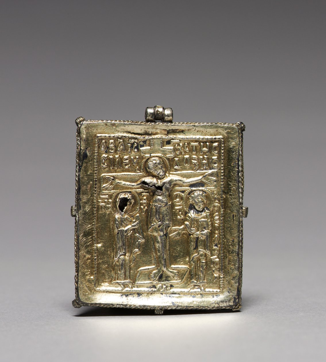 Enkolpion med korsfestelsen (foran) og de hellige Theodore og George (bak) av School Byzantine