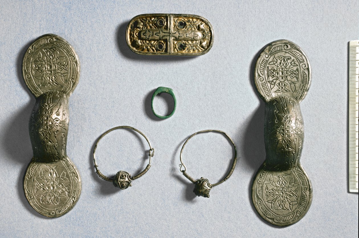 Smykker fra Camon, Amiens, Somme, karolingisk, 7.-10. århundre (sølv, forgylt bronse) av School Carolingian