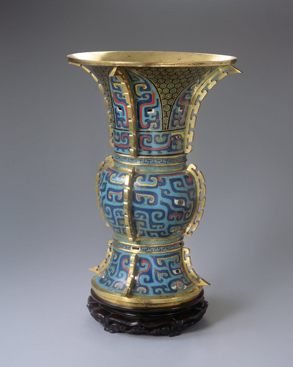 En Zun-formet vase og stativ (cloisonne-emalje og zitan) (se også 272146) av School Chinese