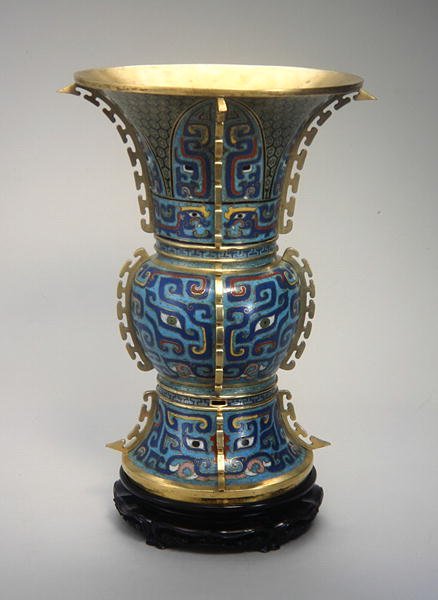 En Zun-formet vase og stativ (cloisonne-emalje og zitan) (se også 272147) av School Chinese