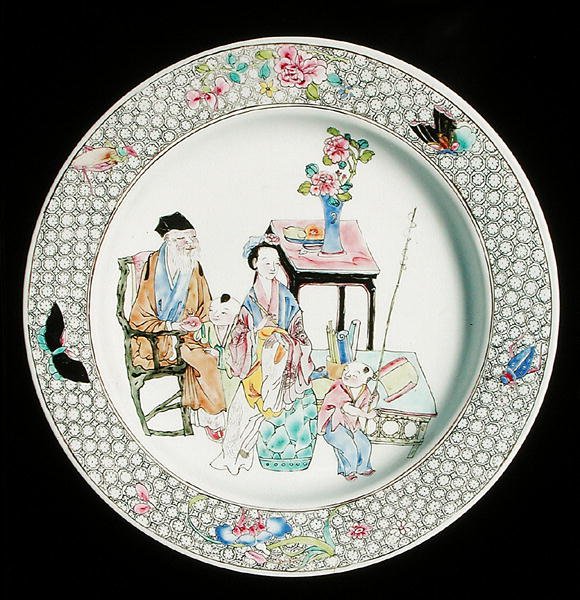 En famille rose eggeskall, ca. 1730 (porselen) av School Chinese