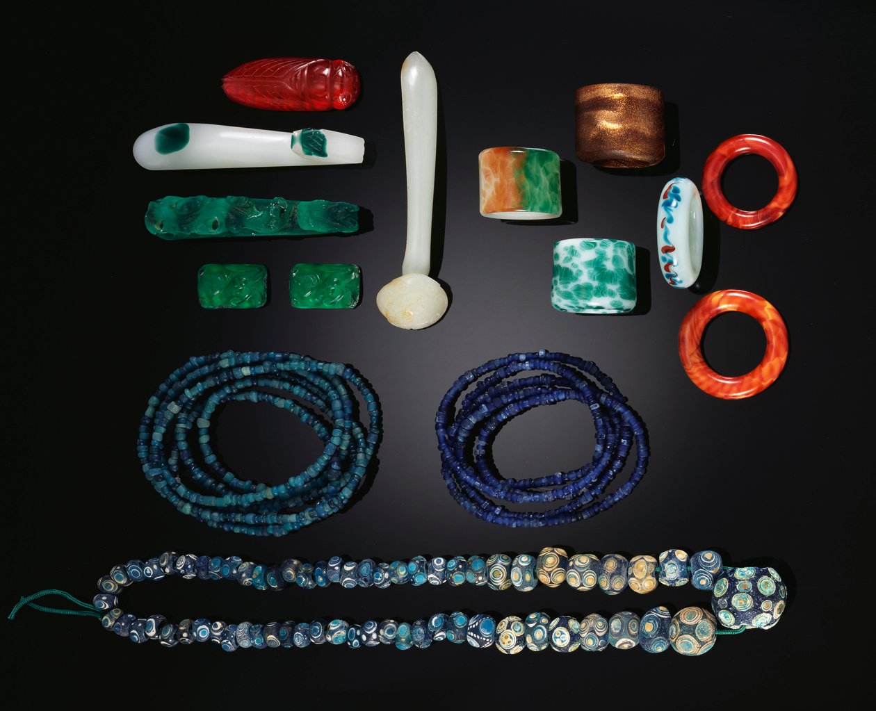 Et utvalg kinesiske smykker inkludert en sjelden lang tråd med tidlige glassperler, Warring States Period; Fem tråder med tidlige glassperler fra Han-dynastiet; En gruppe glasspynt, alle Qing-dynastiet og en gruppe glassringer fra Qing-dynastiet av School Chinese
