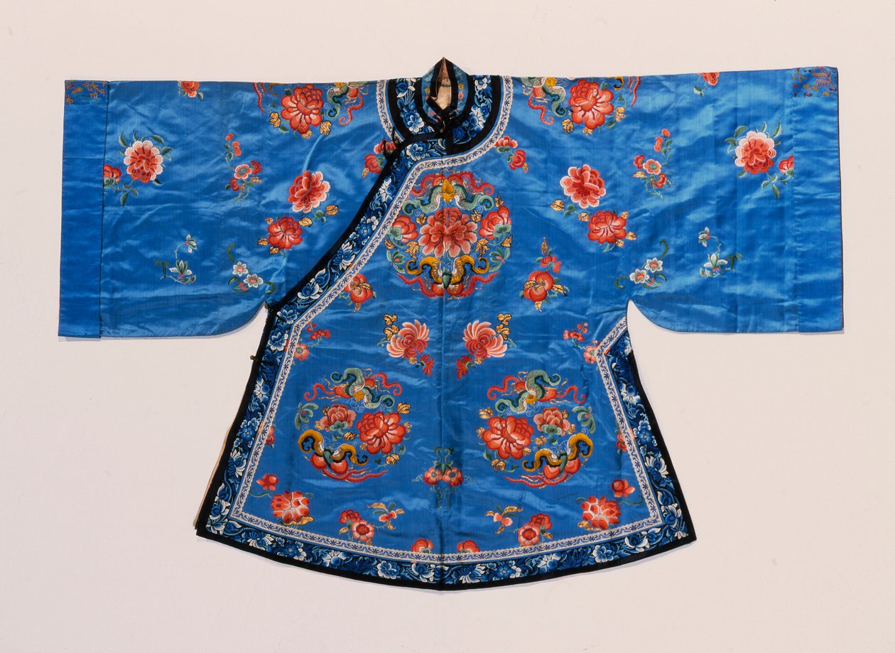 En uformell kappe av forglemmgei-blå sateng, brodert i silke med peon- og sommerfuglrundeller spredt med lotusblomster, fersken og annen frukt og blomster (sateng, silke) av School Chinese