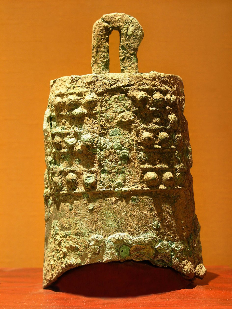 Bronseklokke (770-476 f.Kr.), oppdaget i Xiangmen. Fotografi, Leonard de Selva, Suzhou Museum, Kina, 2006. av School Chinese