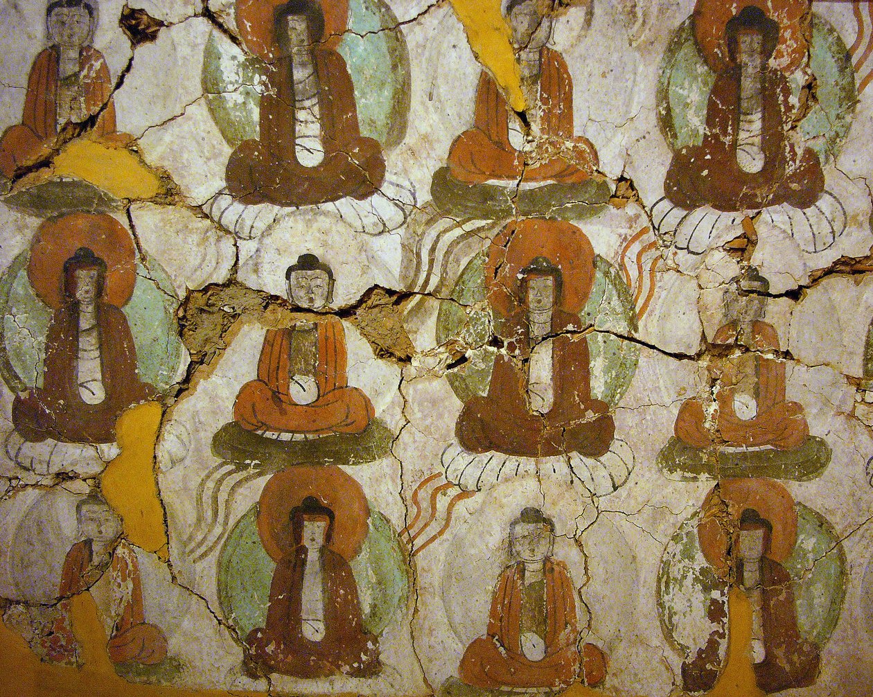 Buddhaer malt fra 900-tallet, på et fragment av veggmaleri fra "Caves of Thousand Buddhas" i Kumtura, Xinjiang autonome region. Fotografi, Seoul nasjonalmuseum, Republikken Korea, 2006. av School Chinese