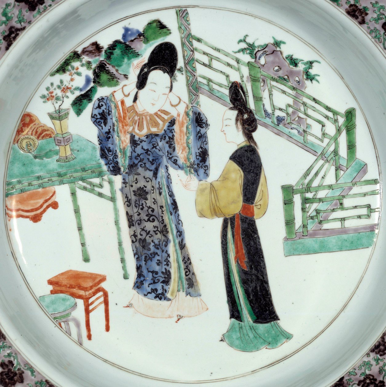 Kinesisk kunst: "" To elegant stilte kvinner"" Keramisk tallerken fra 1700-tallet. Paris, Guimet-museet, Nasjonalmuseet for asiatisk kunst av School Chinese