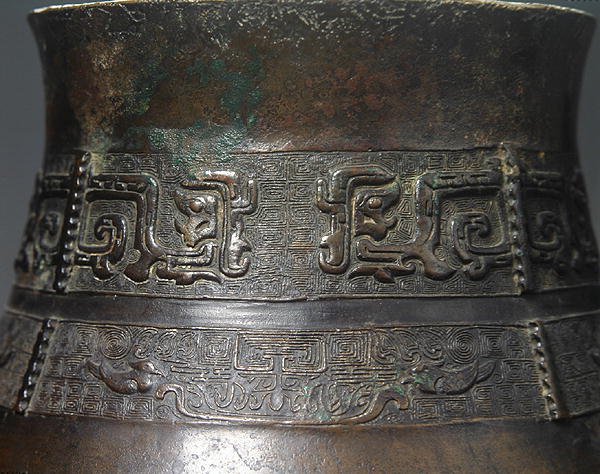 Detalj av en Hu-vase med støpt dekorasjon (bronse) (detalj av 272172) (se også 272174) av School Chinese
