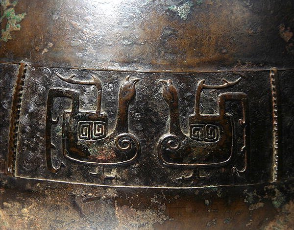 Detalj av en Hu-vase med støpt dekorasjon (bronse) (detalj av 272172) (se også 272173) av School Chinese