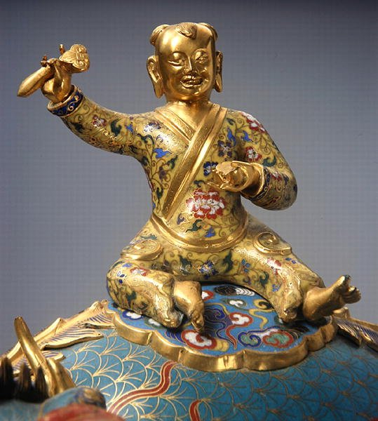Detalj av en rytter fra et par Qilin, Qianlong-perioden (1736-95) (cloisonne og champleve-emalje med forgylt metall) (se også 272142) av School Chinese