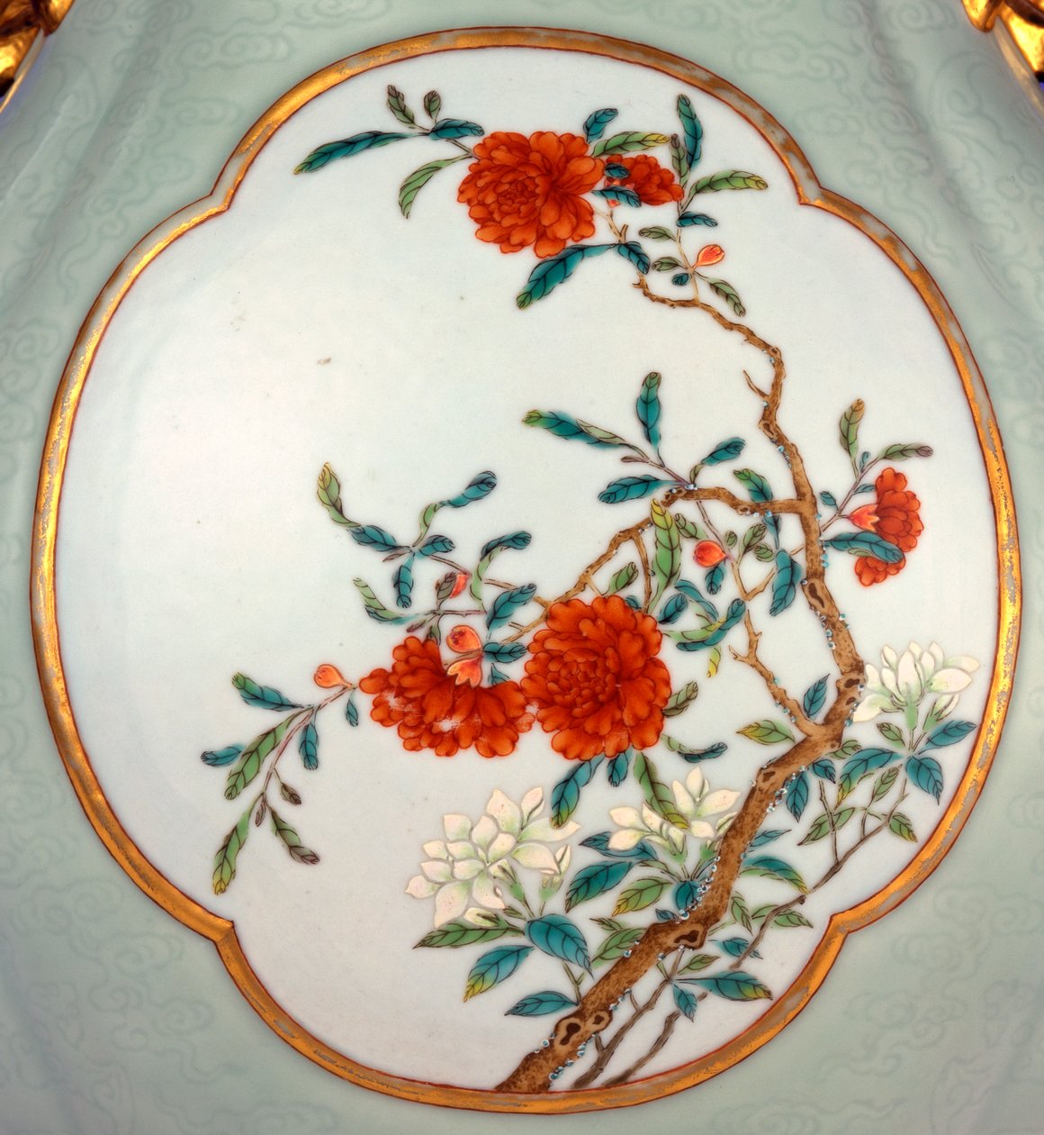 Detalj av en fin og svært sjelden famille rose celadon-kvernet vase med en forgylt emalje av Prunus og Roses av School Chinese