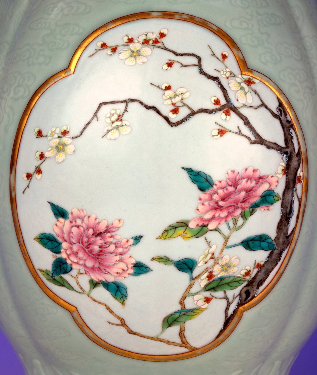 Detalj av en fin og svært sjelden famille rose celadon-kvernet vase med en forgylt emalje av Prunus og Roses av School Chinese