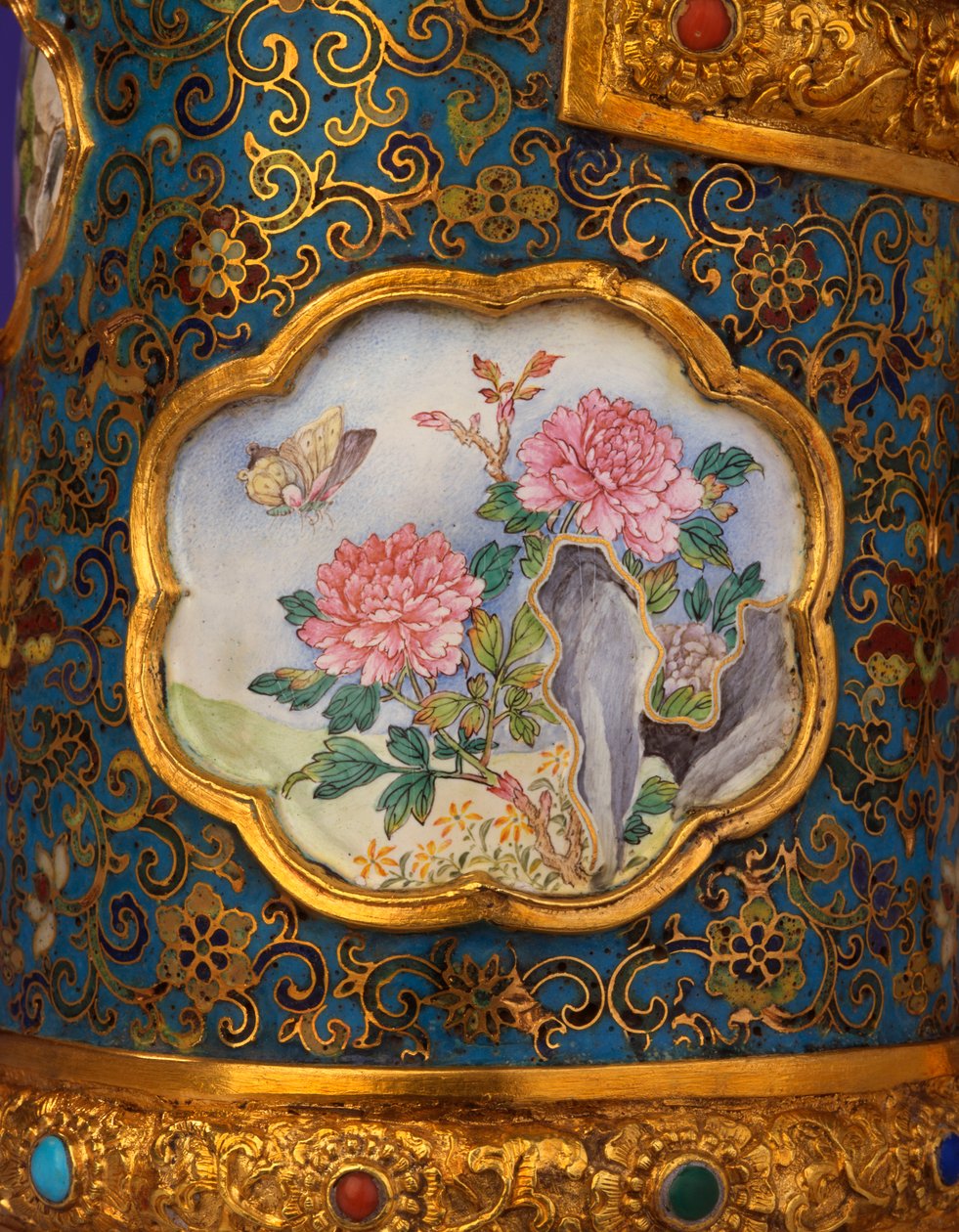 Detalj av en emaljekartusj fra en praktfull keiserlig gull-, cloisonne- og Beijing-emalje-ewer, Duomuhu, gravert Qianlong fire-tegnsmerke og fra perioden, Palace Workshops av School Chinese