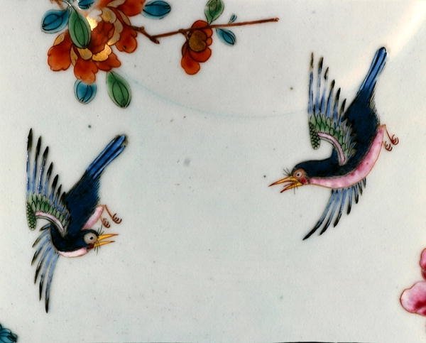 Detalj av to fugler på flukt fra en Rose Famille-dekket bolle, Qianlong-perioden (1736-95) c. 1745 (porselen) av School Chinese