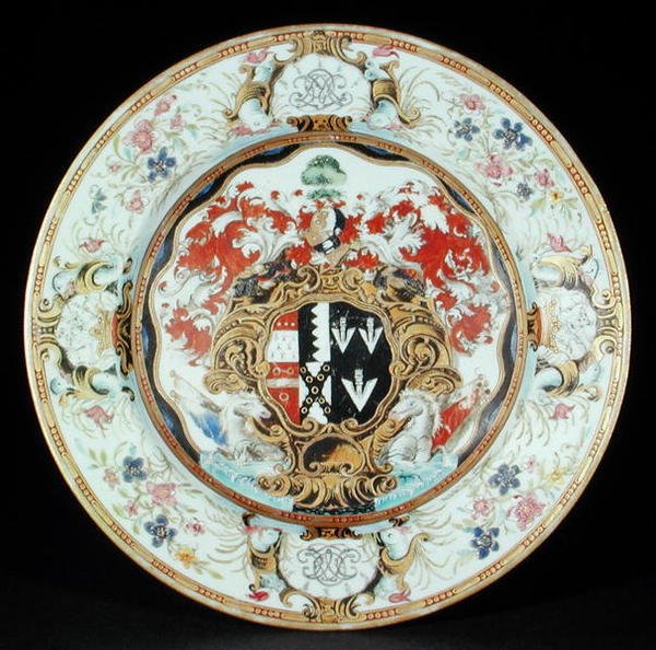 Middagstallerken malt i famille rose-emaljer i rokokkostil med armene til Leake Okeover Esq., Kangxi-perioden (1662-1722) (porselen) av School Chinese