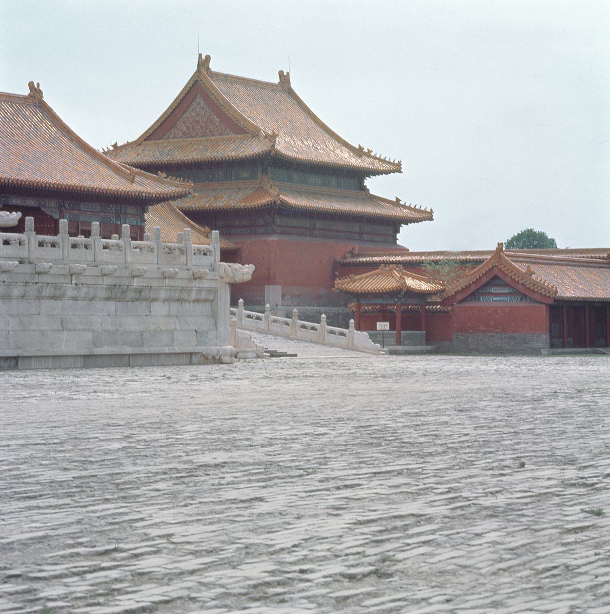 Paviljong og marmorterrasse med dobbelt tak, Ming-dynastiet (bilde) av School Chinese