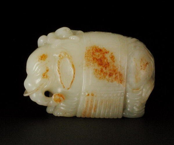 Elefant som står iført et dusket tøy dekorert med steinverk og bølger, en gutt som holder et ruyi-septer klatrer på skulderen (blek celadon) (se også 208383) av School Chinese