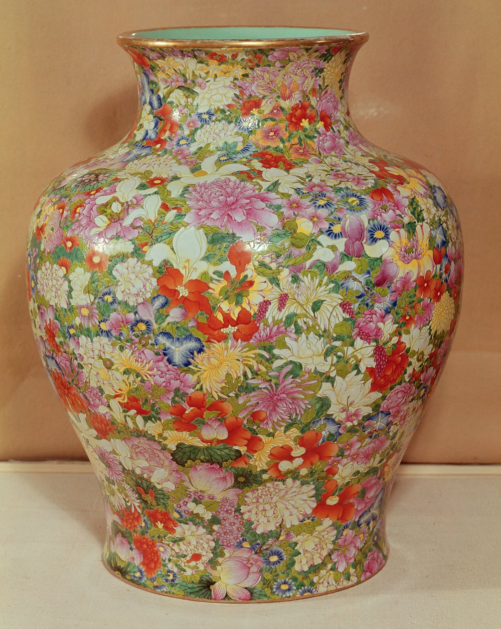 Famille Rose vase med tusen blomsterdekor, Qianlong-dynastiet av School Chinese