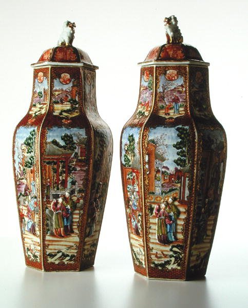 Et par kinesiske sekskantede vaser med deksler, Qianlong-periode (1736-95) (porselen) av School Chinese