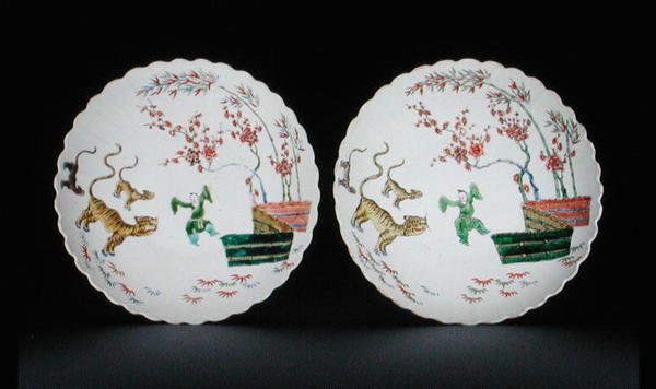 Et par tallerkener dekorert med famille verte emaljer i Kakiemon-stil, Kangxi-perioden av School Chinese