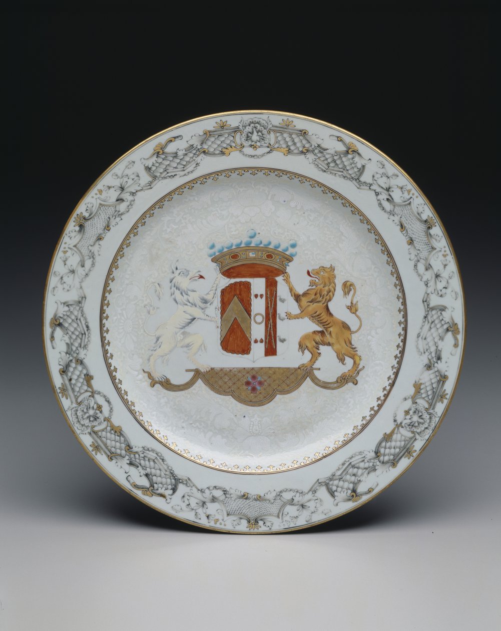 Tallerken med våpenskjold, ca. 1740 (porselen med farget og grisaille-emaljer) av School Chinese