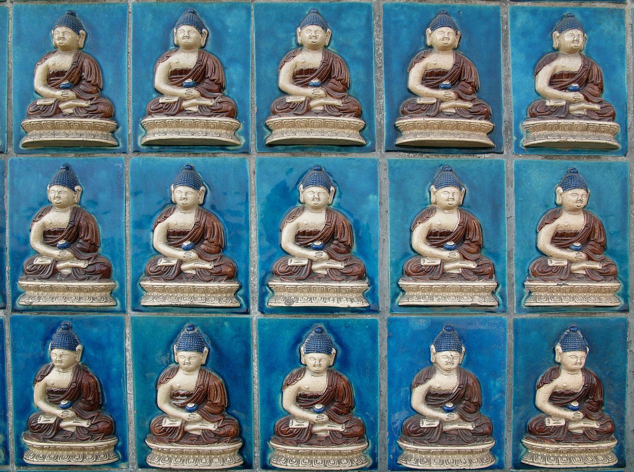 Liten Buddha-vegg på øya Hydrangeas ("Qionghua") ved Beihai-parken eller Nordsjøparken i Pekin. Fotografi, Leonard de Selva, Kina, 2006. av School Chinese