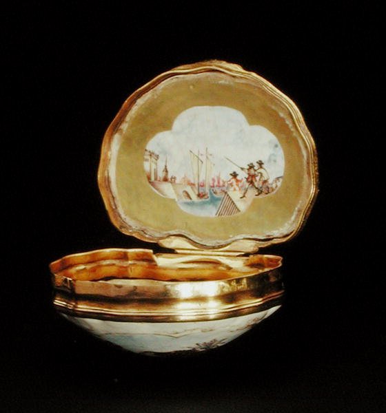 Snusboks i form av et skjell, Qianlong-perioden (1736-95) ca. 1760 (porselen) (se også 210140) av School Chinese